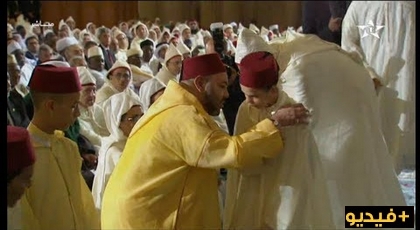  طفل أبهر الملك و المصلين بصوته الرائع في ليلة القدر