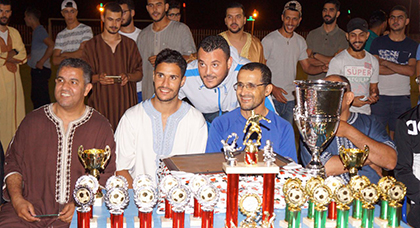 شاهد بالصور ...نادي اتحاد سلوان لكرة القدم يسدل الستار عن دوري رمضان ويكرم منير المحمدي حارس المنتخب الوطني المغربي شاهد بالصور ...نادي اتحاد سلوان لكرة القدم يسدل الستار عن دوري رمضان ويكرم منير المحمدي حارس المنتخب الوطني المغربي