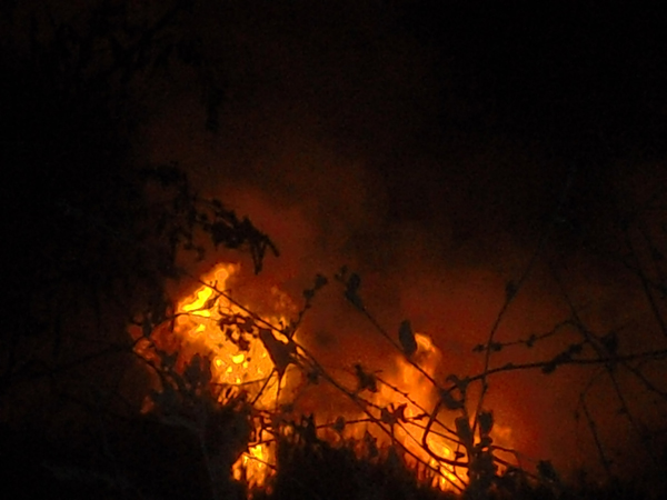 حريق دون خسائر بحي المطار القديم حريق دون خسائر بحي المطار القديم