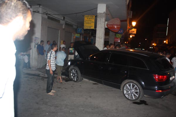 سيارتان تصدمان أعمدة عمارتين بشارع ابن تاشفين سيارتان تصدمان أعمدة عمارتين بشارع ابن تاشفين