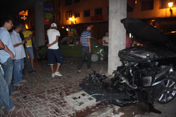 سيارتان تصدمان أعمدة عمارتين بشارع ابن تاشفين سيارتان تصدمان أعمدة عمارتين بشارع ابن تاشفين