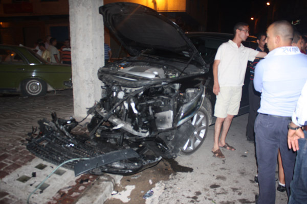 سيارتان تصدمان أعمدة عمارتين بشارع ابن تاشفين سيارتان تصدمان أعمدة عمارتين بشارع ابن تاشفين