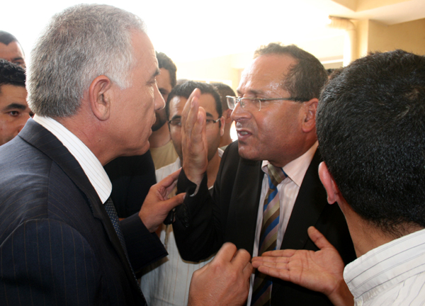 رئيس جماعة سابق يُضرب عن الطعام بسجن الناظور رئيس جماعة سابق يُضرب عن الطعام بسجن الناظور