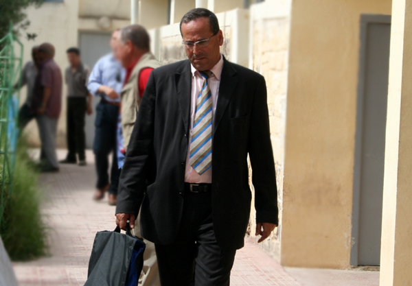 رئيس جماعة سابق يُضرب عن الطعام بسجن الناظور رئيس جماعة سابق يُضرب عن الطعام بسجن الناظور