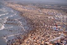 المُصطافون يتحوّلون إلى مُغامرين وسط مياه الشواطئ المُصطافون يتحوّلون إلى مُغامرين وسط مياه الشواطئ