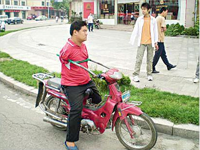 القبض على شخص بدون ذراعين يقود دراجة نارية
