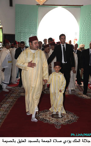 أمير المؤمنين يؤدي صلاة الجمعة بالمسجد العتيق بالحسيمة أمير المؤمنين يؤدي صلاة الجمعة بالمسجد العتيق بالحسيمة