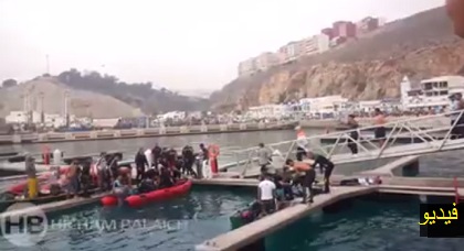 مؤثر بالفيديو.. لحظة وصول جثمان غريق الحسيمة إلى الميناء مؤثر بالفيديو.. لحظة وصول جثمان غريق الحسيمة إلى الميناء