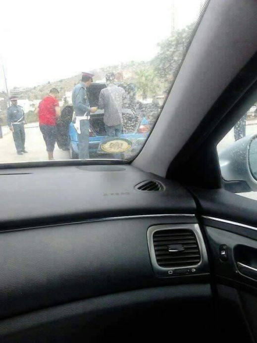 صور تظهر عناصر الأمن تفرض مراقبة شديدة  لحركة التنقل الى مدينة الحسيمة
