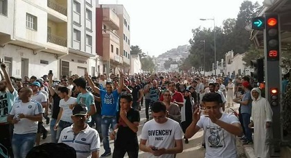الأمن يفرق بالقوة "مسيرة العيد".. والمحتجون يعودون من جديد إلى الشارع ويردوون: الموت ولا المذلة الأمن يفرق بالقوة "مسيرة العيد".. والمحتجون يعودون من جديد إلى الشارع ويردوون: الموت ولا المذلة
