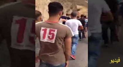 المحتجون يسلكون المنحدرات الجبلية للوصول إلى الحسيمة بعدما منعهم "الأمن" من الالتحاق المحتجون يسلكون المنحدرات الجبلية للوصول إلى الحسيمة بعدما منعهم "الأمن" من الالتحاق
