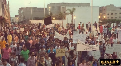 مسيرة إحتجاجية بالعروي تضامنية مع معتقلي الحراك ومشاركة نسائية وازنة مسيرة إحتجاجية بالعروي تضامنية مع معتقلي الحراك ومشاركة نسائية وازنة