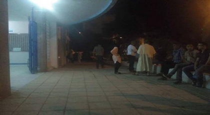 توافد العشرات من المواطنين على مستشفى الحسيمة اثر تعرضهم للاختناق بسبب الغاز المسيل للدموع توافد العشرات من المواطنين على مستشفى الحسيمة اثر تعرضهم للاختناق بسبب الغاز المسيل للدموع
