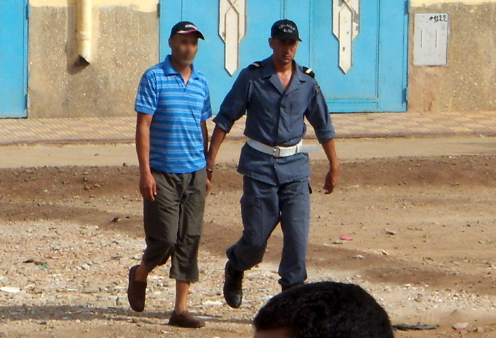 الدرك الملكي يقف أمام جاني "جعدار" وهو يُمثّل جريمته القاتلة الدرك الملكي يقف أمام جاني "جعدار" وهو يُمثّل جريمته القاتلة