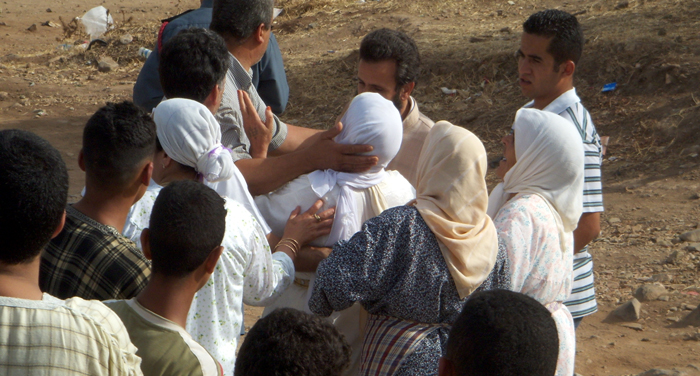 الدرك الملكي يقف أمام جاني "جعدار" وهو يُمثّل جريمته القاتلة الدرك الملكي يقف أمام جاني "جعدار" وهو يُمثّل جريمته القاتلة
