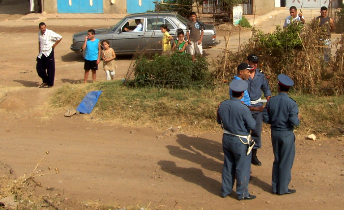 الدرك الملكي يقف أمام جاني "جعدار" وهو يُمثّل جريمته القاتلة الدرك الملكي يقف أمام جاني "جعدار" وهو يُمثّل جريمته القاتلة