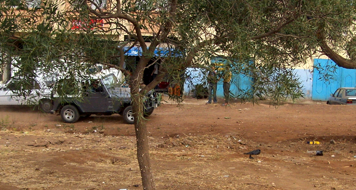 الدرك الملكي يقف أمام جاني "جعدار" وهو يُمثّل جريمته القاتلة الدرك الملكي يقف أمام جاني "جعدار" وهو يُمثّل جريمته القاتلة