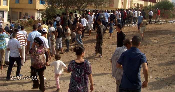 الدرك الملكي يقف أمام جاني "جعدار" وهو يُمثّل جريمته القاتلة الدرك الملكي يقف أمام جاني "جعدار" وهو يُمثّل جريمته القاتلة