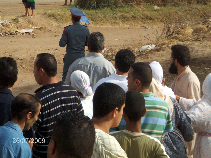 الدرك الملكي يقف أمام جاني "جعدار" وهو يُمثّل جريمته القاتلة الدرك الملكي يقف أمام جاني "جعدار" وهو يُمثّل جريمته القاتلة