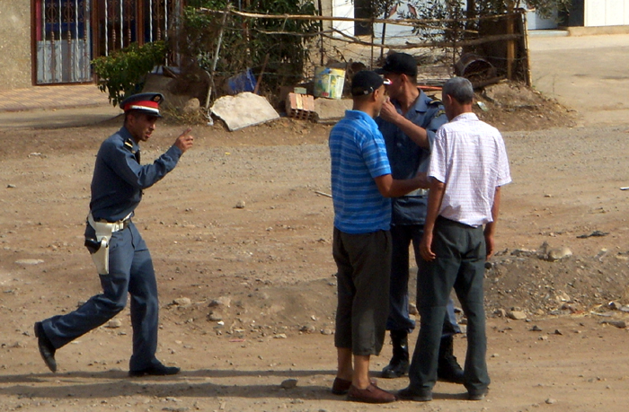 الدرك الملكي يقف أمام جاني "جعدار" وهو يُمثّل جريمته القاتلة الدرك الملكي يقف أمام جاني "جعدار" وهو يُمثّل جريمته القاتلة