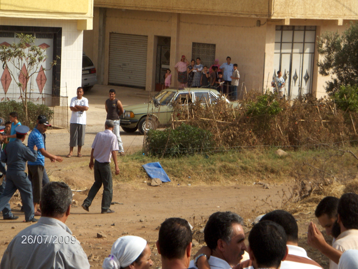 الدرك الملكي يقف أمام جاني "جعدار" وهو يُمثّل جريمته القاتلة الدرك الملكي يقف أمام جاني "جعدار" وهو يُمثّل جريمته القاتلة