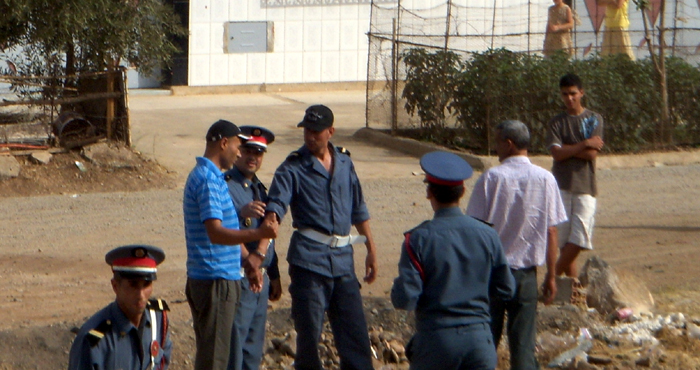 الدرك الملكي يقف أمام جاني "جعدار" وهو يُمثّل جريمته القاتلة الدرك الملكي يقف أمام جاني "جعدار" وهو يُمثّل جريمته القاتلة