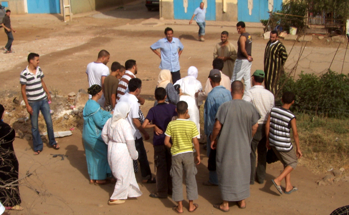 الدرك الملكي يقف أمام جاني "جعدار" وهو يُمثّل جريمته القاتلة الدرك الملكي يقف أمام جاني "جعدار" وهو يُمثّل جريمته القاتلة