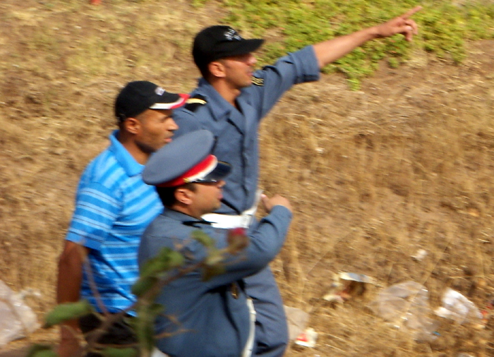 الدرك الملكي يقف أمام جاني "جعدار" وهو يُمثّل جريمته القاتلة الدرك الملكي يقف أمام جاني "جعدار" وهو يُمثّل جريمته القاتلة