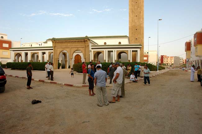 سكّان إقامات حيّ المطار القديم ينتفضون ضدّ الصمت