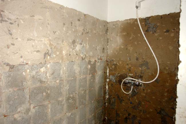 سكّان إقامات حيّ المطار القديم ينتفضون ضدّ الصمت سكّان إقامات حيّ المطار القديم ينتفضون ضدّ الصمت