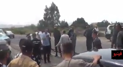 مسافرة تجهش بالبكاء وتصرخ في وجه دركيين بعد منعها من دخول الحسيمة مسافرة تجهش بالبكاء وتصرخ في وجه دركيين بعد منعها من دخول الحسيمة