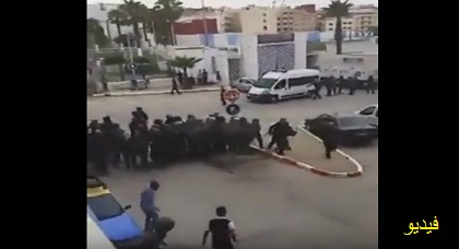 فيديو يوثق لحظة تدخل قوات الأمن لتفريق المحتجين بالحسيمة يوم العيد الأسود فيديو يوثق لحظة تدخل قوات الأمن لتفريق المحتجين بالحسيمة يوم العيد الأسود