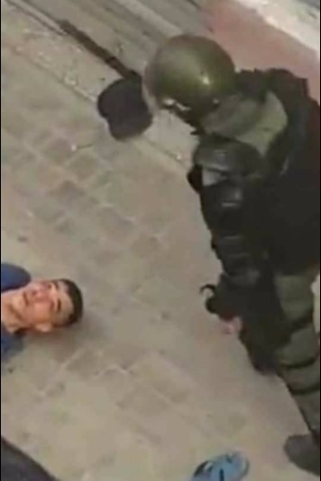 صورة ألهبت الفايسبوك.. متظاهر يلقي نظرة متمعنة في وجه عنصر أمن أسقطه أرضا بواسطة هراوته صورة ألهبت الفايسبوك.. متظاهر يلقي نظرة متمعنة في وجه عنصر أمن أسقطه أرضا بواسطة هراوته