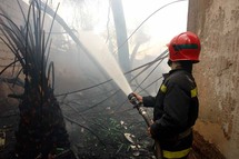 إخماد حريق نشب ببداية شارع الحسن الثاني بالنّاظور إخماد حريق نشب ببداية شارع الحسن الثاني بالنّاظور