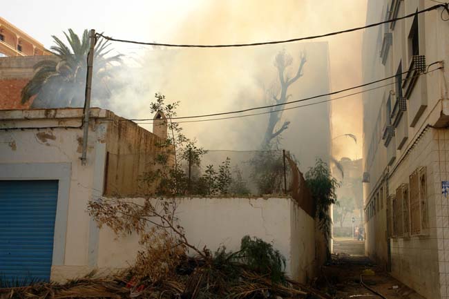 إخماد حريق نشب ببداية شارع الحسن الثاني بالنّاظور إخماد حريق نشب ببداية شارع الحسن الثاني بالنّاظور
