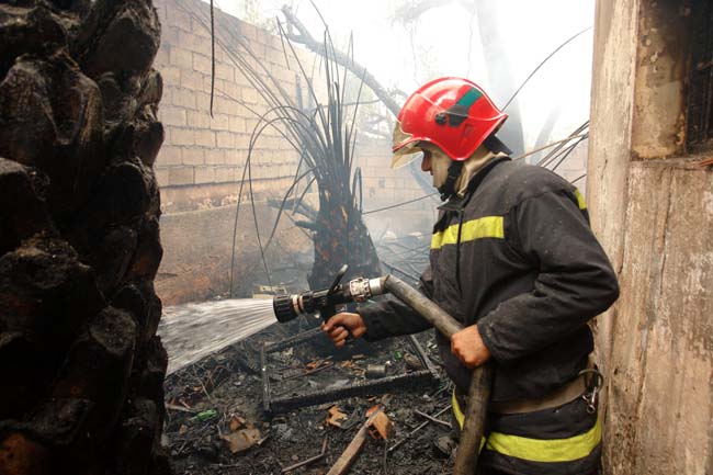 إخماد حريق نشب ببداية شارع الحسن الثاني بالنّاظور إخماد حريق نشب ببداية شارع الحسن الثاني بالنّاظور