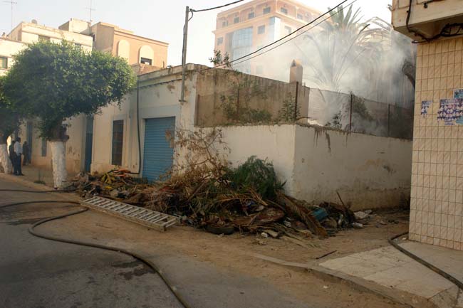 إخماد حريق نشب ببداية شارع الحسن الثاني بالنّاظور إخماد حريق نشب ببداية شارع الحسن الثاني بالنّاظور