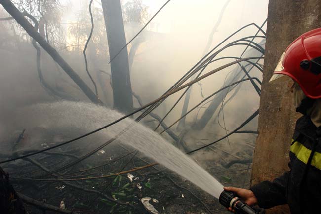 إخماد حريق نشب ببداية شارع الحسن الثاني بالنّاظور إخماد حريق نشب ببداية شارع الحسن الثاني بالنّاظور