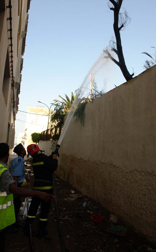 إخماد حريق نشب ببداية شارع الحسن الثاني بالنّاظور إخماد حريق نشب ببداية شارع الحسن الثاني بالنّاظور