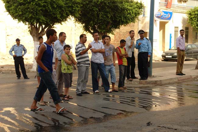 إخماد حريق نشب ببداية شارع الحسن الثاني بالنّاظور إخماد حريق نشب ببداية شارع الحسن الثاني بالنّاظور
