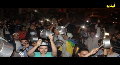 طنطنة "الحراك" بالحسيمة تصدر بلا انقطاع من أسطح المنازل احتجاجا على أحداث العيد الأسود طنطنة "الحراك" بالحسيمة تصدر بلا انقطاع من أسطح المنازل احتجاجا على أحداث العيد الأسود