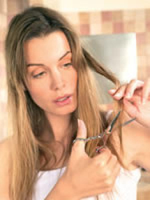 انتبهي.. حرارة المكواة تؤذي شعرك وتدمره انتبهي.. حرارة المكواة تؤذي شعرك وتدمره