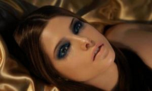 الإكثار من الكحل يؤذي عينيك والقليل منه يكفي الإكثار من الكحل يؤذي عينيك والقليل منه يكفي