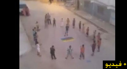 أطفال بالحسيمة يجسدون حلقية نقاش وإحتجاج للمطالبة بإطلاق سراح المعتقلين 