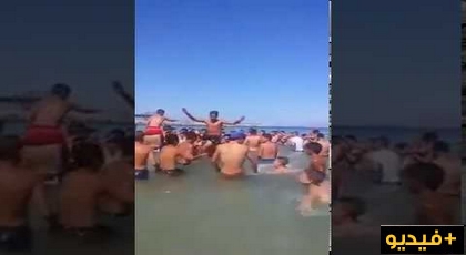 نضال في البحر.. شباب يرفعون شعارات "لا للعسكرة" وهم يسبحون بشاطئ كيمادو