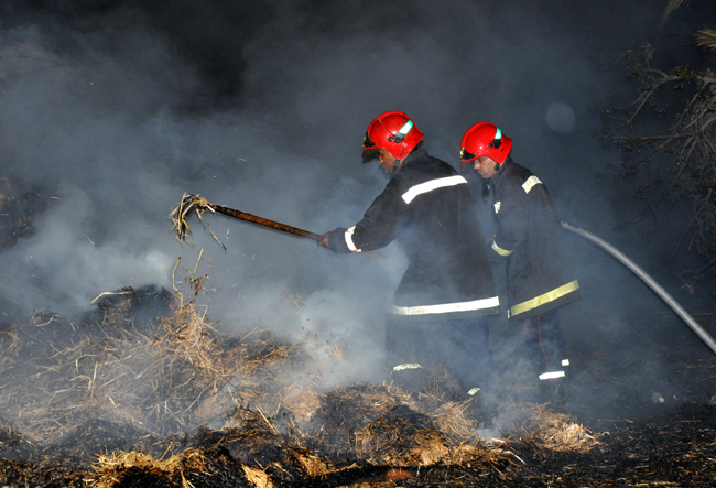 حريق يثير الفزع وسط ساكنة حي عاريض بالناظور حريق يثير الفزع وسط ساكنة حي عاريض بالناظور