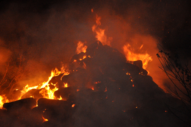 حريق يثير الفزع وسط ساكنة حي عاريض بالناظور حريق يثير الفزع وسط ساكنة حي عاريض بالناظور