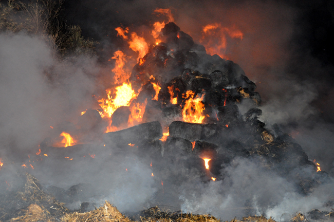 حريق يثير الفزع وسط ساكنة حي عاريض بالناظور حريق يثير الفزع وسط ساكنة حي عاريض بالناظور