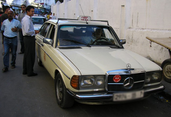 سائقوا سيارات أجرة يُدافعون عن حقّهم في نهب المواطنين أمام رجال الشرطة سائقوا سيارات أجرة يُدافعون عن حقّهم في نهب المواطنين أمام رجال الشرطة