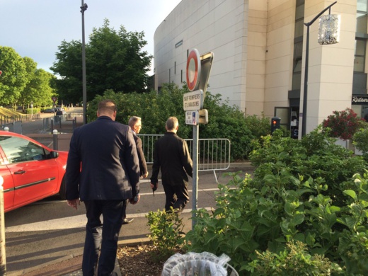 الشرطة الفرنسية تعتقل رجلا حاول دهس حشد أمام مسجد بسيارته الشرطة الفرنسية تعتقل رجلا حاول دهس حشد أمام مسجد بسيارته